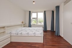 Vrij uitzicht, drie kamers, een balkon, lift en een garageplaats in dit seniorenappartement @Badhoevedorp Kamerlingh Onneslaan 141-D Foto 05 Slaapkamer 01a