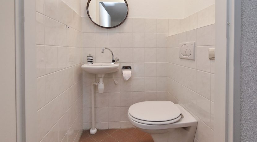 Vrij uitzicht, drie kamers, een balkon, lift en een garageplaats in dit seniorenappartement @Badhoevedorp Kamerlingh Onneslaan 141-D Foto 16 Gastentoilet 01a