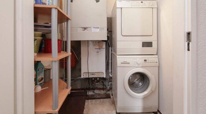 Vrij uitzicht, drie kamers, een balkon, lift en een garageplaats in dit seniorenappartement @Badhoevedorp Kamerlingh Onneslaan 141-D Foto 17 Wasruimte 01a