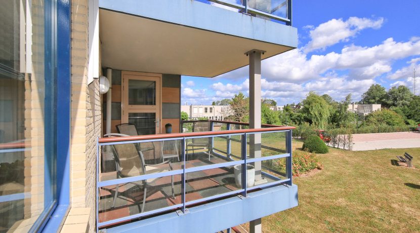 Vrij uitzicht, drie kamers, een balkon, lift en een garageplaats in dit seniorenappartement @Badhoevedorp Kamerlingh Onneslaan 141-D Foto 26 Terras 01c