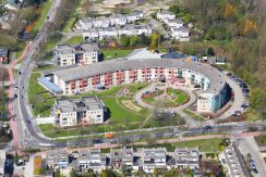 Vrij uitzicht, drie kamers, een balkon, lift en een garageplaats in dit seniorenappartement @Badhoevedorp Kamerlingh Onneslaan 141-D Foto 39 Luchtfoto 01ba