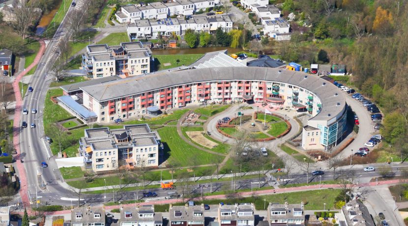 Vrij uitzicht, drie kamers, een balkon, lift en een garageplaats in dit seniorenappartement @Badhoevedorp Kamerlingh Onneslaan 141-D Foto 39 Luchtfoto 01ba