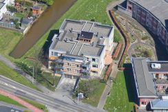 Vrij uitzicht, drie kamers, een balkon, lift en een garageplaats in dit seniorenappartement @Badhoevedorp Kamerlingh Onneslaan 141-D Foto 40 Luchtfoto 01a