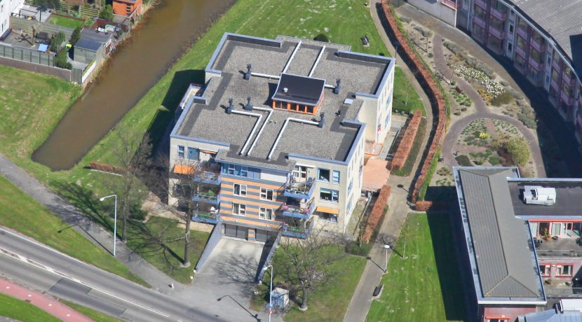 Vrij uitzicht, drie kamers, een balkon, lift en een garageplaats in dit seniorenappartement @Badhoevedorp Kamerlingh Onneslaan 141-D Foto 40 Luchtfoto 01a