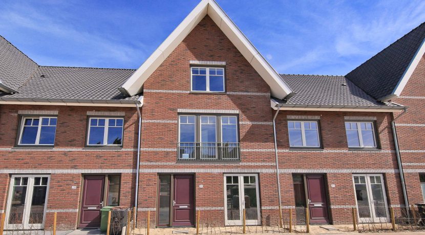 Wonen in een herenhuis, kan in deze kant en klare middenwoning, type Trocadéro in fase 1 Park Quatrebras @Badhoevedorp Lupinesingel 31 Foto 01 Gevel 01a