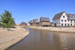 Wonen in een herenhuis, kan in deze kant en klare middenwoning, type Trocadéro in fase 1 Park Quatrebras @Badhoevedorp Lupinesingel 31 Foto 02 Gevel 01b