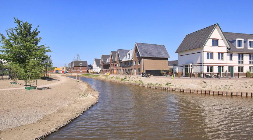 Wonen in een herenhuis, kan in deze kant en klare middenwoning, type Trocadéro in fase 1 Park Quatrebras @Badhoevedorp Lupinesingel 31 Foto 02 Gevel 01b