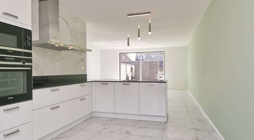 Wonen in een herenhuis, kan in deze kant en klare middenwoning, type Trocadéro in fase 1 Park Quatrebras @Badhoevedorp Lupinesingel 31 Foto 05 Keuken 01a