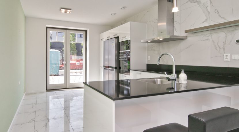 Wonen in een herenhuis, kan in deze kant en klare middenwoning, type Trocadéro in fase 1 Park Quatrebras @Badhoevedorp Lupinesingel 31 Foto 11 keuken 01e