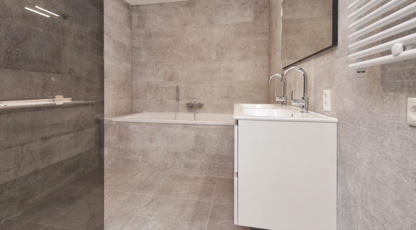 Wonen in een herenhuis, kan in deze kant en klare middenwoning, type Trocadéro in fase 1 Park Quatrebras @Badhoevedorp Lupinesingel 31 Foto 26 badkamer 01a