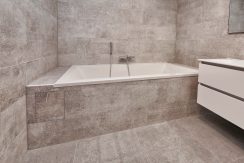Wonen in een herenhuis, kan in deze kant en klare middenwoning, type Trocadéro in fase 1 Park Quatrebras @Badhoevedorp Lupinesingel 31 Foto 28 badkamer 01c