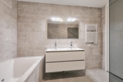 Wonen in een herenhuis, kan in deze kant en klare middenwoning, type Trocadéro in fase 1 Park Quatrebras @Badhoevedorp Lupinesingel 31 Foto 29 badkamer 01d