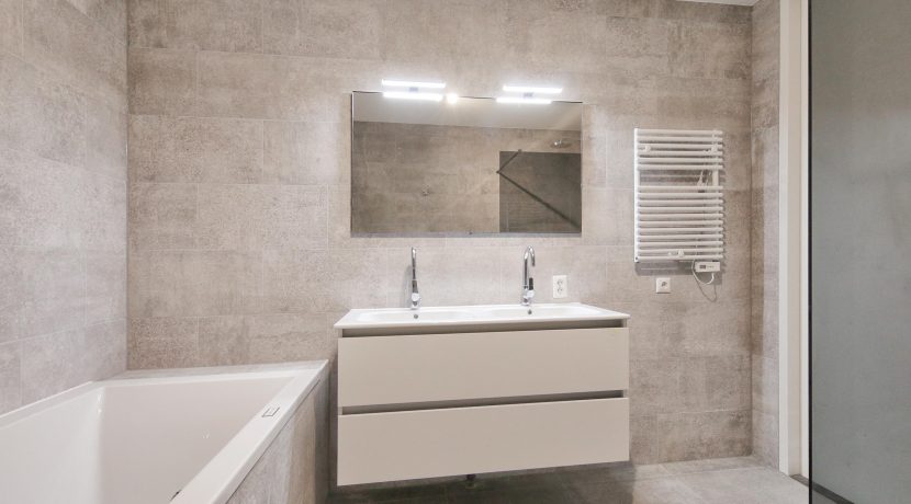 Wonen in een herenhuis, kan in deze kant en klare middenwoning, type Trocadéro in fase 1 Park Quatrebras @Badhoevedorp Lupinesingel 31 Foto 29 badkamer 01d
