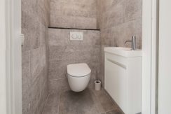 Wonen in een herenhuis, kan in deze kant en klare middenwoning, type Trocadéro in fase 1 Park Quatrebras @Badhoevedorp Lupinesingel 31 Foto 32 toilet 02a