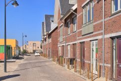 Wonen in een herenhuis, kan in deze kant en klare middenwoning, type Trocadéro in fase 1 Park Quatrebras @Badhoevedorp Lupinesingel 31 Foto 40 straatbeeld 01a