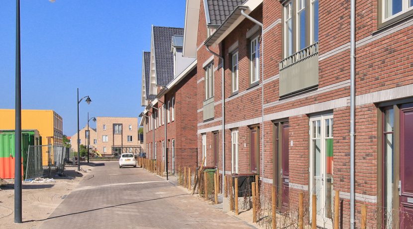 Wonen in een herenhuis, kan in deze kant en klare middenwoning, type Trocadéro in fase 1 Park Quatrebras @Badhoevedorp Lupinesingel 31 Foto 40 straatbeeld 01a