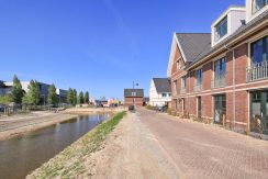 Wonen in een herenhuis, kan in deze kant en klare middenwoning, type Trocadéro in fase 1 Park Quatrebras @Badhoevedorp Lupinesingel 31 Foto 41 straatbeeld 01b