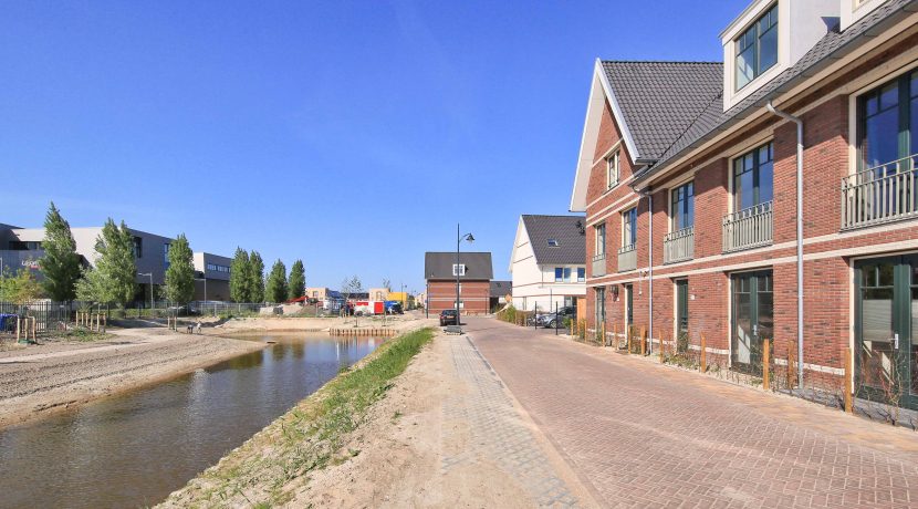 Wonen in een herenhuis, kan in deze kant en klare middenwoning, type Trocadéro in fase 1 Park Quatrebras @Badhoevedorp Lupinesingel 31 Foto 41 straatbeeld 01b