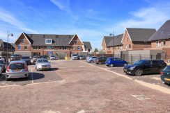 Wonen in een herenhuis, kan in deze kant en klare middenwoning, type Trocadéro in fase 1 Park Quatrebras @Badhoevedorp Lupinesingel 31 Foto 44 parkeerplaats