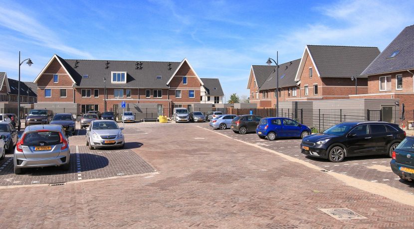 Wonen in een herenhuis, kan in deze kant en klare middenwoning, type Trocadéro in fase 1 Park Quatrebras @Badhoevedorp Lupinesingel 31 Foto 44 parkeerplaats