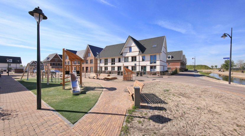 Wonen in een herenhuis, kan in deze kant en klare middenwoning, type Trocadéro in fase 1 Park Quatrebras @Badhoevedorp Lupinesingel 31 Foto 45 straatbeeld 01d