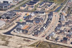 Wonen in een herenhuis, kan in deze kant en klare middenwoning, type Trocadéro in fase 1 Park Quatrebras @Badhoevedorp Lupinesingel 31 Foto 48 luchtfoto