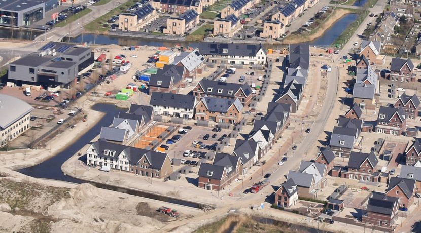 Wonen in een herenhuis, kan in deze kant en klare middenwoning, type Trocadéro in fase 1 Park Quatrebras @Badhoevedorp Lupinesingel 31 Foto 48 luchtfoto