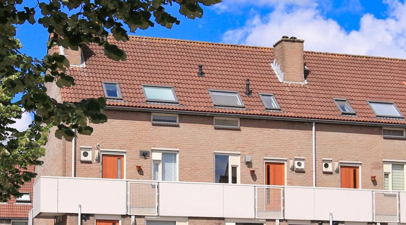 Deze naar eigen smaak in te richten maisonnette aan de Thomsonstraat 15 @Badhoevedorp heeft 3 etages, 4 kamers en een West-balkon! Foto 01 Gevel 01a