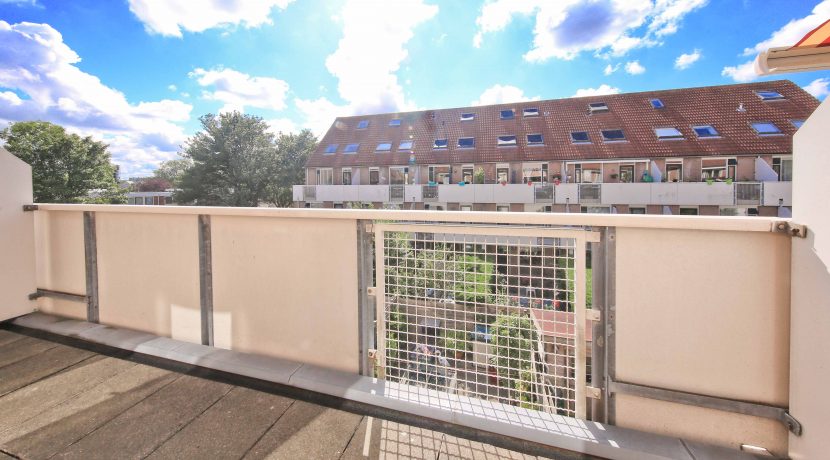 Deze naar eigen smaak in te richten maisonnette aan de Thomsonstraat 15 @Badhoevedorp heeft 3 etages, 4 kamers en een West-balkon! Foto 02 Balkon 01a