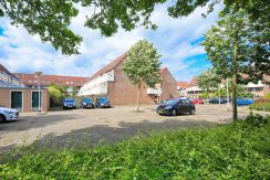 Deze naar eigen smaak in te richten maisonnette aan de Thomsonstraat 15 @Badhoevedorp heeft 3 etages, 4 kamers en een West-balkon! Foto 03 Straatbeeld 01a