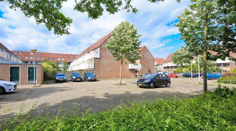 Deze naar eigen smaak in te richten maisonnette aan de Thomsonstraat 15 @Badhoevedorp heeft 3 etages, 4 kamers en een West-balkon! Foto 03 Straatbeeld 01a