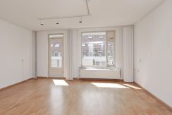 Deze naar eigen smaak in te richten maisonnette aan de Thomsonstraat 15 @Badhoevedorp heeft 3 etages, 4 kamers en een West-balkon! Foto 04 Woonkamer 01a