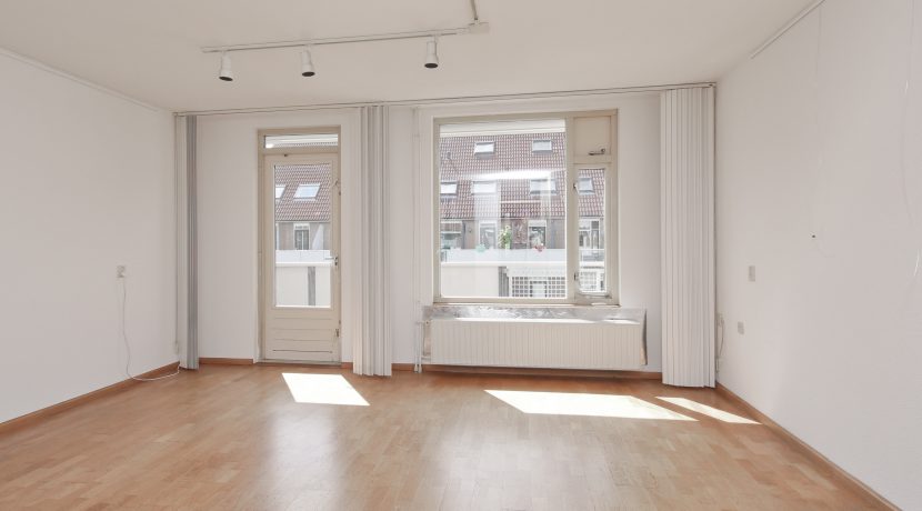 Deze naar eigen smaak in te richten maisonnette aan de Thomsonstraat 15 @Badhoevedorp heeft 3 etages, 4 kamers en een West-balkon! Foto 04 Woonkamer 01a