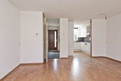 Deze naar eigen smaak in te richten maisonnette aan de Thomsonstraat 15 @Badhoevedorp heeft 3 etages, 4 kamers en een West-balkon! Foto 05 Woonkamer 01b