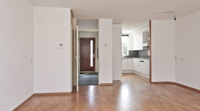 Deze naar eigen smaak in te richten maisonnette aan de Thomsonstraat 15 @Badhoevedorp heeft 3 etages, 4 kamers en een West-balkon! Foto 05 Woonkamer 01b
