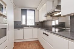 Deze naar eigen smaak in te richten maisonnette aan de Thomsonstraat 15 @Badhoevedorp heeft 3 etages, 4 kamers en een West-balkon! Foto 06 Keuken 01a