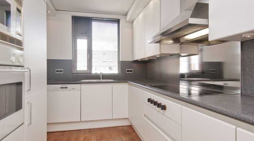 Deze naar eigen smaak in te richten maisonnette aan de Thomsonstraat 15 @Badhoevedorp heeft 3 etages, 4 kamers en een West-balkon! Foto 06 Keuken 01a