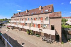 Deze naar eigen smaak in te richten maisonnette aan de Thomsonstraat 15 @Badhoevedorp heeft 3 etages, 4 kamers en een West-balkon! Foto 07 gevel 01b
