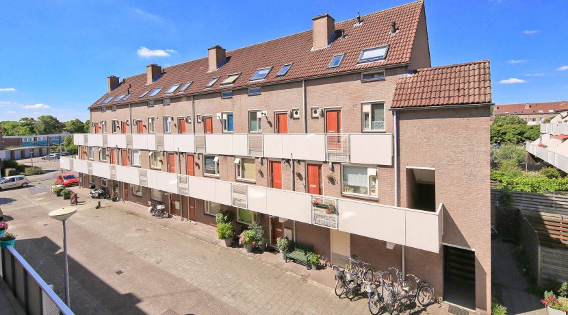 Deze naar eigen smaak in te richten maisonnette aan de Thomsonstraat 15 @Badhoevedorp heeft 3 etages, 4 kamers en een West-balkon! Foto 07 gevel 01b
