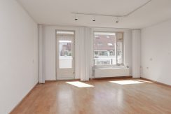 Deze naar eigen smaak in te richten maisonnette aan de Thomsonstraat 15 @Badhoevedorp heeft 3 etages, 4 kamers en een West-balkon! Foto 08 Woonkamer 01c