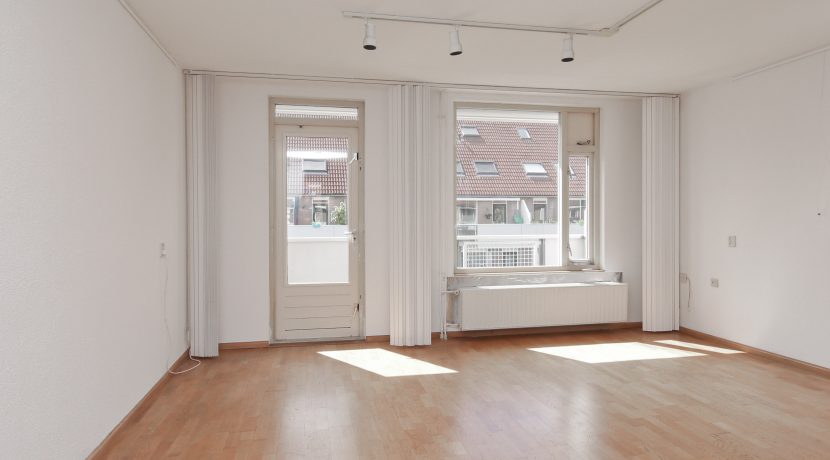 Deze naar eigen smaak in te richten maisonnette aan de Thomsonstraat 15 @Badhoevedorp heeft 3 etages, 4 kamers en een West-balkon! Foto 08 Woonkamer 01c