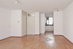 Deze naar eigen smaak in te richten maisonnette aan de Thomsonstraat 15 @Badhoevedorp heeft 3 etages, 4 kamers en een West-balkon! Foto 09 Woonkamer 01d
