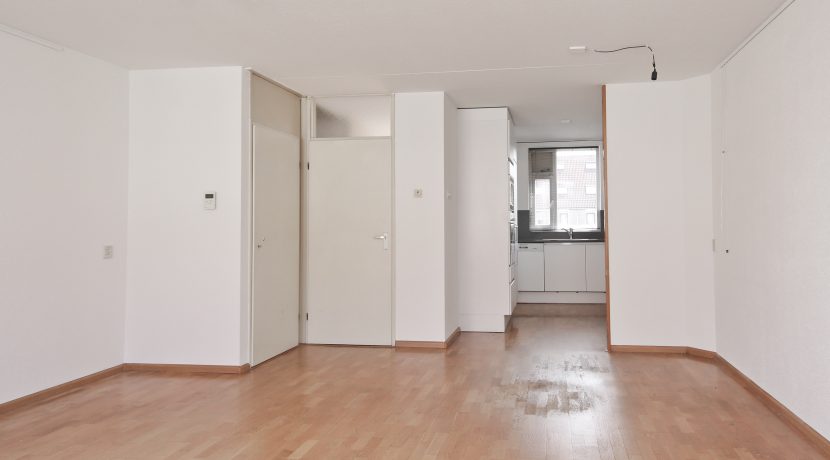 Deze naar eigen smaak in te richten maisonnette aan de Thomsonstraat 15 @Badhoevedorp heeft 3 etages, 4 kamers en een West-balkon! Foto 09 Woonkamer 01d