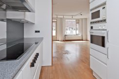 Deze naar eigen smaak in te richten maisonnette aan de Thomsonstraat 15 @Badhoevedorp heeft 3 etages, 4 kamers en een West-balkon! Foto 10 Keuken 01b