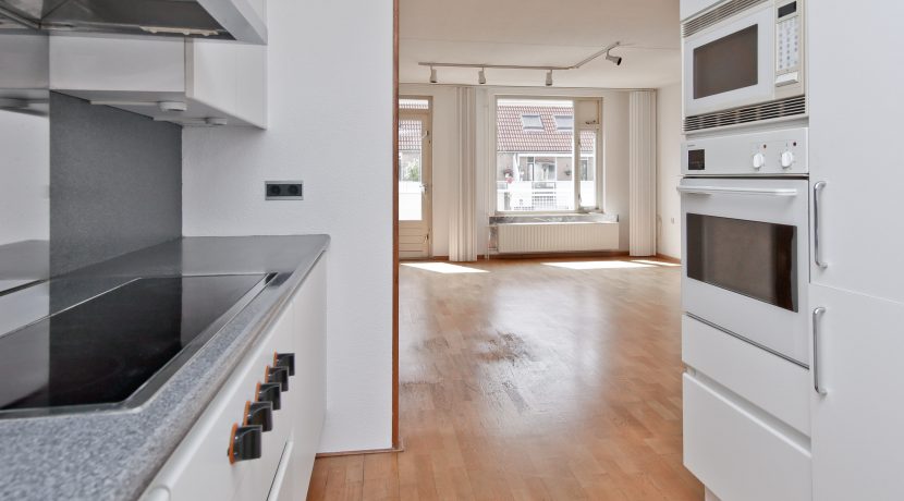 Deze naar eigen smaak in te richten maisonnette aan de Thomsonstraat 15 @Badhoevedorp heeft 3 etages, 4 kamers en een West-balkon! Foto 10 Keuken 01b