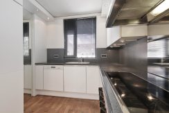 Deze naar eigen smaak in te richten maisonnette aan de Thomsonstraat 15 @Badhoevedorp heeft 3 etages, 4 kamers en een West-balkon! Foto 11 Keuken 01c