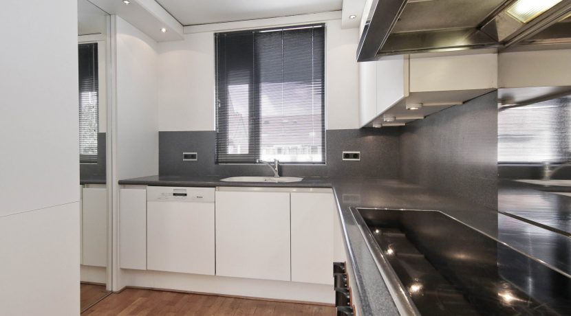 Deze naar eigen smaak in te richten maisonnette aan de Thomsonstraat 15 @Badhoevedorp heeft 3 etages, 4 kamers en een West-balkon! Foto 11 Keuken 01c