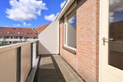 Deze naar eigen smaak in te richten maisonnette aan de Thomsonstraat 15 @Badhoevedorp heeft 3 etages, 4 kamers en een West-balkon! Foto 12 Balkon 01b