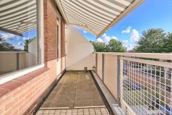 Deze naar eigen smaak in te richten maisonnette aan de Thomsonstraat 15 @Badhoevedorp heeft 3 etages, 4 kamers en een West-balkon! Foto 13 Balkon 01c