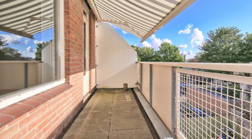 Deze naar eigen smaak in te richten maisonnette aan de Thomsonstraat 15 @Badhoevedorp heeft 3 etages, 4 kamers en een West-balkon! Foto 13 Balkon 01c